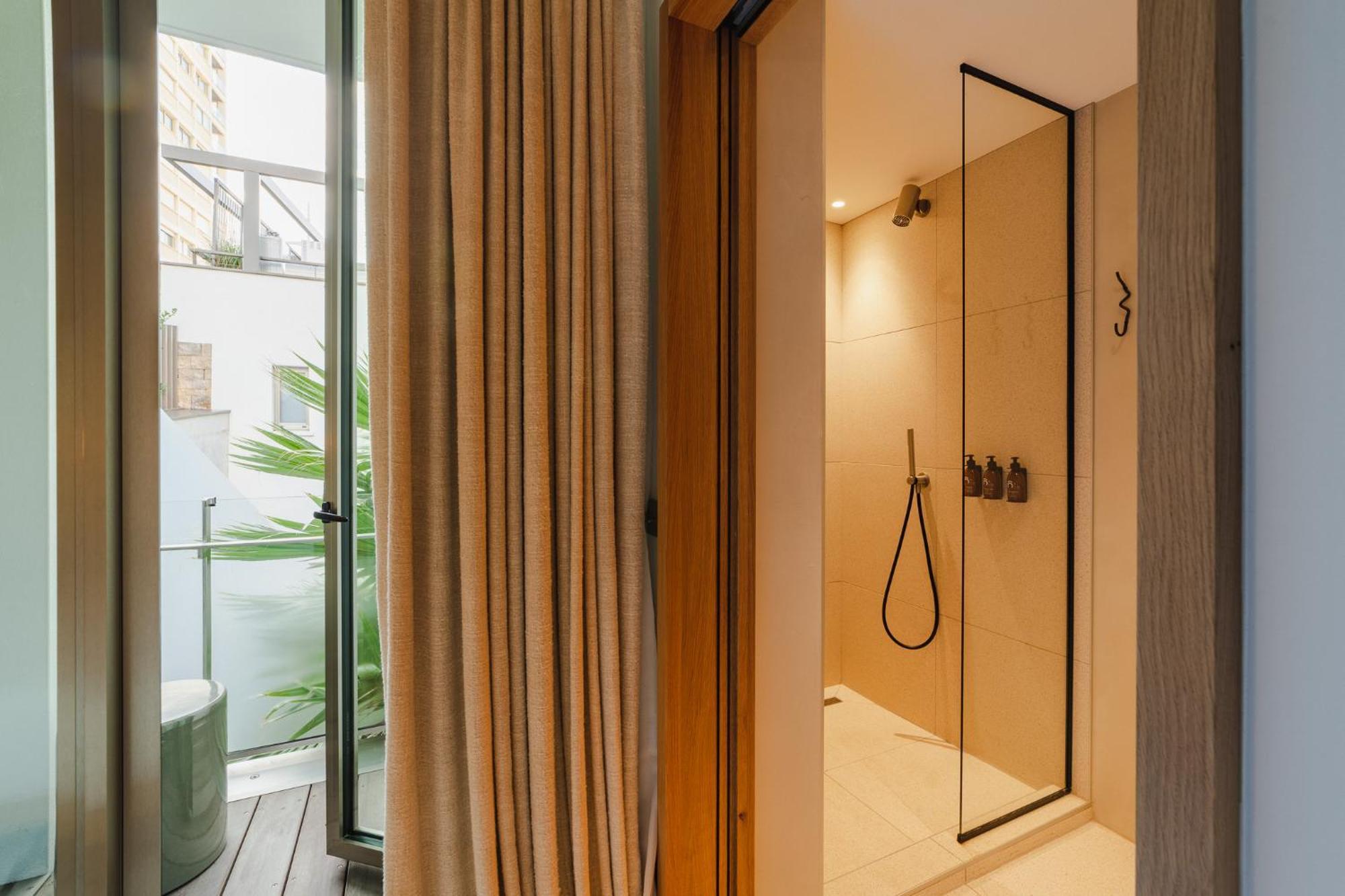 Hotel De La 4*